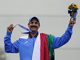 Sedmapadestilet Abdallah Al-Raid z Kuvajtu ukazuje bronzovou medaili z...