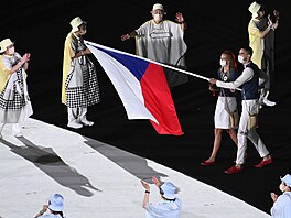 Slavnostní zahájení. �e�tí vlajkono�i, tenistka Petra Kvitová a basketbalista...