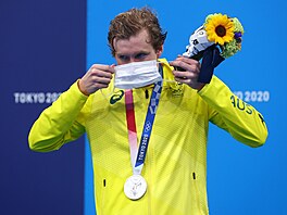 Stíbrný medailista z Austrálie Jack McLoughlin si nasazuje rouku.
