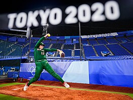 Stadiony zstávají prázdné kvli omezením COVID-19 bhem softbalového utkání ...