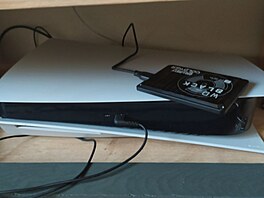 Externí SSD WD_Black zapojený do konzole PlayStation