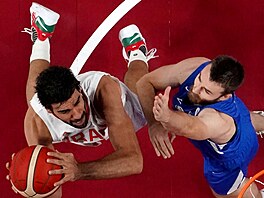 rnsk basketbalista Arsalan Kazemi (vlevo) zakonuje kolem Davida Jelnka z...