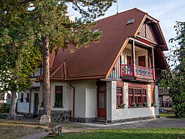 Malebná Trmalova vila stojí ve Stranicích a byla postavená pro rodinu...