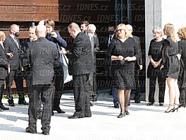 Rodina a pátelé na pohbu Milana Lasici (Bratislava, 21. ervence 2021)