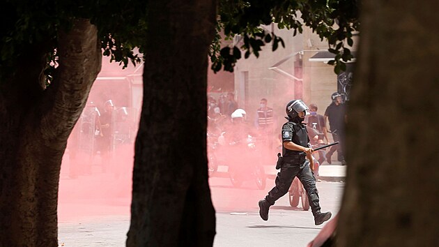 Tunis. Protesty proti neschopnosti vldy eit epidemickou situaci.(25. ervence 2021)