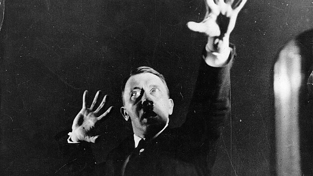Adolf Hitler si ped objektivem svho oficilnho fotografa Heinricha Hoffmana nacviuje enick pzy. Pozeno kolem roku 1927.