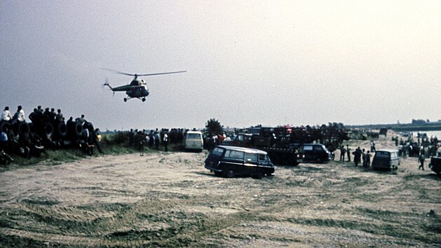 Slovent zchrani zasahuj u jezera Zlat psky u Bratislavy, kde se ztil letoun SA (28.ervence 1976)