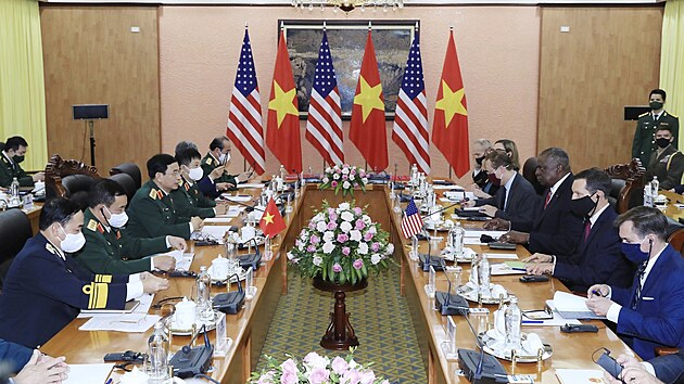 Jednání Amerian a Vietnamc v roce 2021.