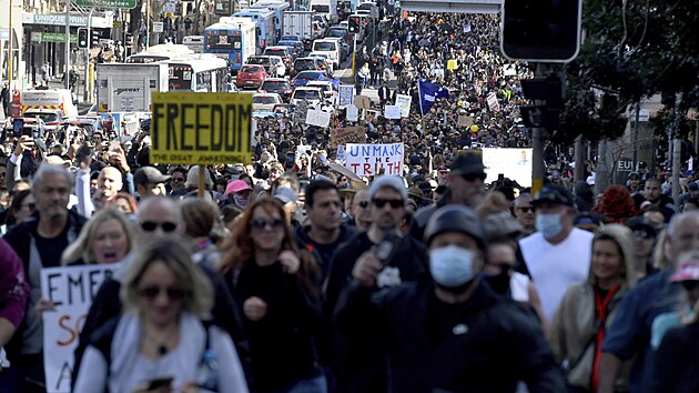 Za znan policejn mobilizace se v Austrlii v sobotu demonstranti proti lockdownu vydali na pochod k mstn radnici. (24. ervence 2021)