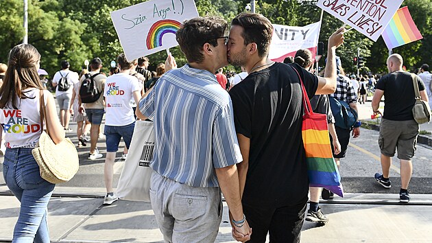 V Budapeti na Gay Pride protestovaly tisce lid proti zkazu osvty o LGBT. (24. ervence 2021)