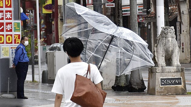 Tajfun In-fa proel nejprve Japonskem a Tchaj-wanem. (21. ervence 2021)