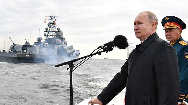 Rusk prezident Vladimir Putin a rusk ministr obrany Sergej ojgu (vpravo) kontroluj vlen lod bhem pehldky.