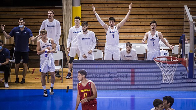 Basketbalisté českého týmu do 20 let emotivně gestikulují v duelu se Španělskem. S číslem 7 David Böhm.