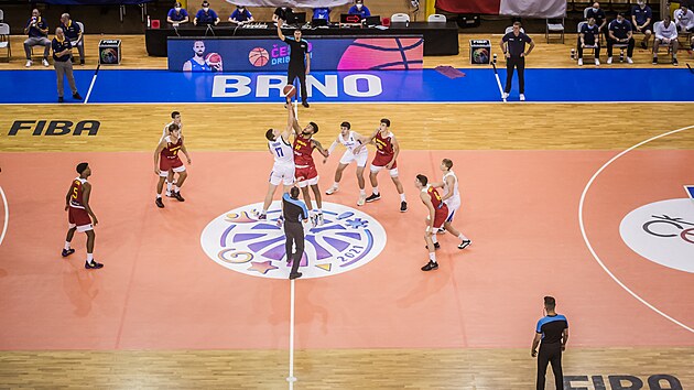 Momentka z utkání basketbalistů do 20 let Česko (bílá) vs. Španělsko.