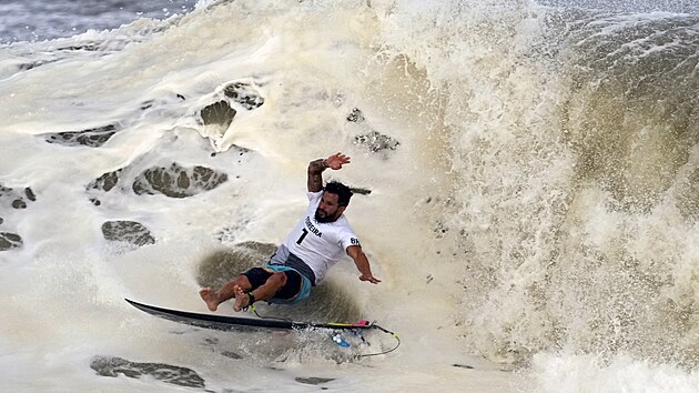 Brazilsk surfa s Italo Ferreira ve vlnch pi olympijskm finle v Tokiu.