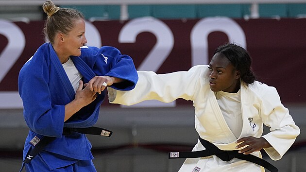 Francouzsk judistka Clarisse Agbgnnouov (vpravo) zskala v Tokiu olympijsk zlato.