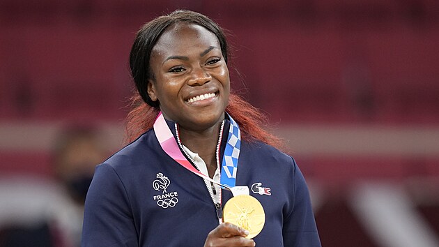 Francouzsk judistka Clarisse Agbgnnouov ukazuje olympijsk zlato.