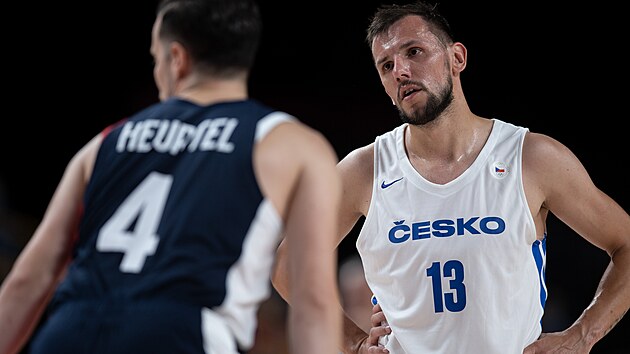 Český basketbalista Jakub Šiřina v utkání proti Francii.