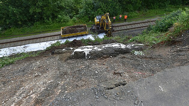 Odklízení svahu, který se i s částí silnice sesunul po vydatných deštích v těsné blízkosti železniční tratě do Klingenthalu.
