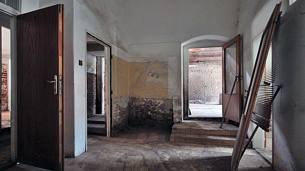 Dům č.p. 48 na Starém náměstí v Ostrově. Nový majitel se pustil do oprav, začal se stavebním úklidem interiéru.
