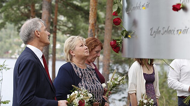 Vzpomnkov ceremonie se zastnila i norsk premirka Erna Solbergov. (22. ervence 2021)