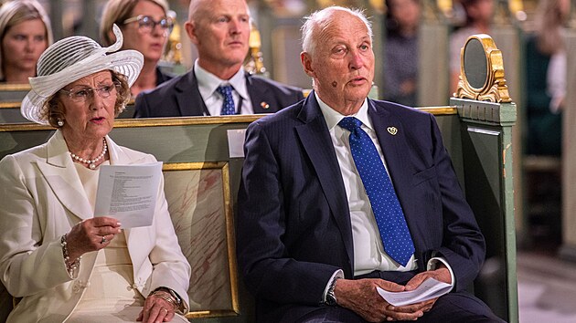 Slavnostní mše, která se uskutečnila k desátému výročí norského masakru, se zúčastnil také 84letý král Harald V. se svou chotí Sonjou. (22. července 2021)