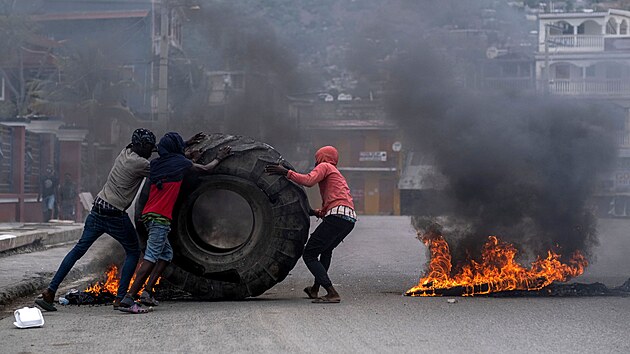 Demonstrace na Haiti. Lid zapalovali pneumatiky. dali objasnn smrt prezidenta Moïseho. (22. ervence 2021)