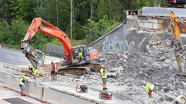 Silnii kvli komplikacm pi demolici mostu nesplnili termn oteven dlnice D11 u Prahy. (26. ervence 2021)