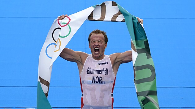 Kristian Blummenfelt z Norska si prv dobhl pro olympijsk zlato v zvod triatlonist.