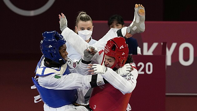 Elizabeth Anyanachov z Nigrie (vlevo) to na tureckou soupeku Nur Tatarovou v olympijskm taekwondu