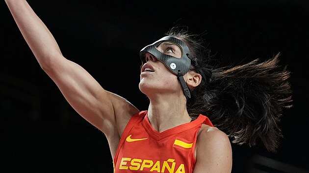 panlsk basketbalistka Cristina Ouvinov nastupuje k zpasm v ochrann masce.