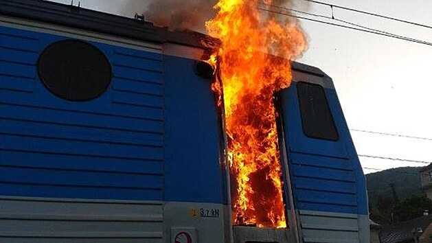 Kvůli požáru lokomotivy se muselo evakuovat 25 lidí ve stanici Dolní Zálezly. (24. července 2021)
