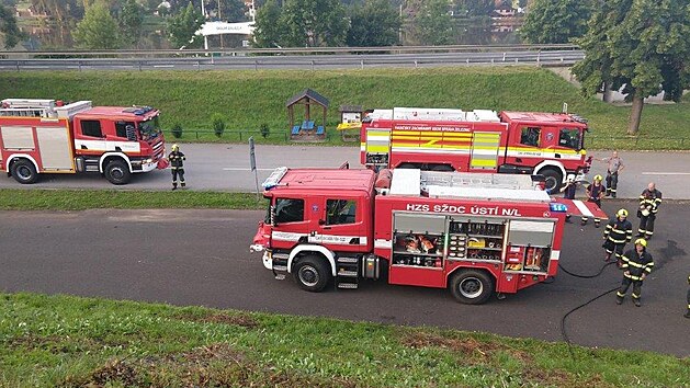 Kvli poru lokomotivy se muselo evakuovat 25 lid ve stanici Doln Zlezly. (24. ervence 2021)