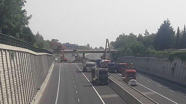 Technick sprva komunikac demoluje most nad dlnic D11. (25. ervence 2021)