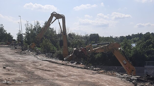 Nad dlnic D11 probh demolice mostu. (25. ervence 2021)