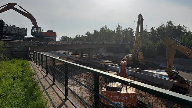 Dlnice D11 je uzaven kvli demolici mostu nad n. (25. ervence 2021)