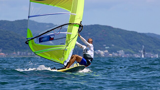 esk windsurfa Karel Lavick bhem olympijsk regaty v Tokiu 2020.