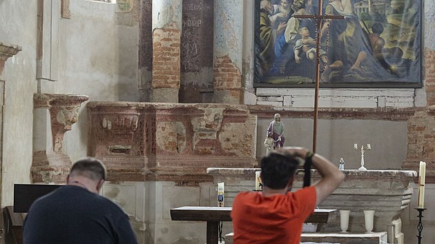 V kostele ve Star Vod probhla ukzka prce skupiny spolupracujcch inteligentnch dron, kter se ve slubch pamtk dostanou i do tko dostupnch i tmavch mst, jako jsou nap. kopule. Drony maj rozdlen koly, jeden nese kameru, ostatn pak zdroje svtla osvtlujc scnu v pedem urenm hlu. Tden ped focenm s drony si odbornci z VUT naskenuj prostory dan pamtky, na potai naprogramuj koly pro drony a ty pak samostatn nasvt a detailn nafot uren sti interiru. Uniktn je monost vyuvat samostatn pracujc drony v budovch s vyuitm tzv. lidaru, kter je soust dronu a laserov mapuje okol. FOTO: MAFRA - Stanislav Heloa