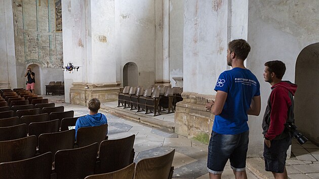 V kostele ve Star Vod probhla ukzka prce skupiny spolupracujcch inteligentnch dron, kter se ve slubch pamtk dostanou i do tko dostupnch i tmavch mst, jako jsou nap. kopule. Drony maj rozdlen koly, jeden nese kameru, ostatn pak zdroje svtla osvtlujc scnu v pedem urenm hlu. Tden ped focenm s drony si odbornci z VUT naskenuj prostory dan pamtky, na potai naprogramuj koly pro drony a ty pak samostatn nasvt a detailn nafot uren sti interiru. Uniktn je monost vyuvat samostatn pracujc drony v budovch s vyuitm tzv. lidaru, kter je soust dronu a laserov mapuje okol.