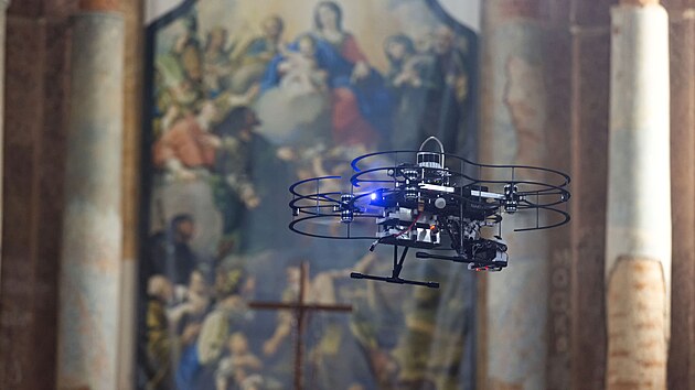V kostele ve Staré Vodě proběhla ukázka práce skupiny spolupracujících inteligentních dronů, které se ve službách památkářů dostanou i do těžko dostupných či tmavých míst, jako jsou např. kopule. Drony mají rozdělené úkoly, jeden nese kameru, ostatní pak zdroje světla osvětlující scénu v předem určeném úhlu. Týden před focením s drony si odborníci z ČVUT naskenují prostory dané památky, na počítači naprogramují úkoly pro drony a ty pak samostatně nasvítí a detailně nafotí určené části interiéru. Unikátní je možnost využívat samostatně pracující drony v budovách s využitím tzv. lidaru, který je součástí dronu a laserově mapuje okolí.