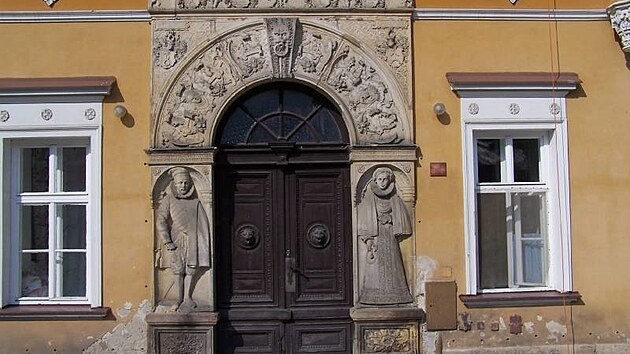 Zámek Třemešek v Dolní Studénce u Šumperka.  renesanční portál na jihovýchodním průčelí.