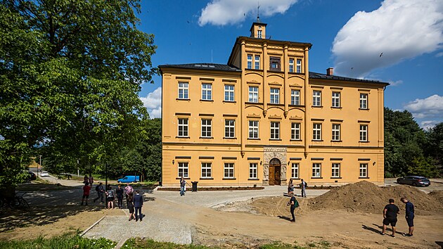 Pohled na průčelí zrekonstruovaného zámku Třemešek v Dolních Studénkách na Šumpersku. Objekt bylo nutné opravit po požáru, který zámek zničil v roce 2018.