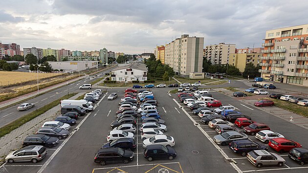 Olomouc, ulice Schweitzerova. Msto si nechalo zpracovat novou koncepci parkovn, kter by mla eit i parkovn na sdlitch. (20. 7. 2021)