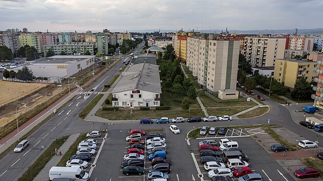 Olomouc, ulice Schweitzerova. Msto Olomouc si nechalo zpracovat novou koncepci parkovn, kter by mla eit i parkovn na sdlitch. V budoucnu by se mly rozit zny placenho parkovn tak na sdlit. (20. 7. 2021)