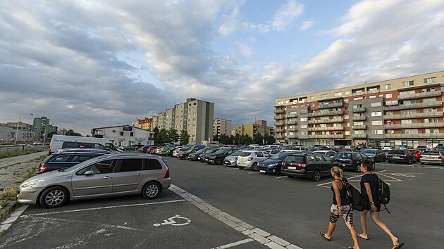 Olomouc, ulice Schweitzerova. Město Olomouc si nechalo zpracovat novou koncepci parkování, která by měla řešit i parkování na sídlištích. (20. 7. 2021)