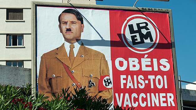 Plakt zobrazujc francouzskho prezidenta Emmanuela Macrona jako nacistickho vdce Adolfa Hitlera ve mst Toulon. (20. ervence 2021)
