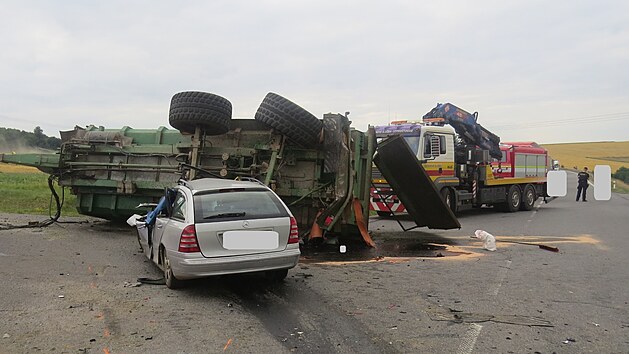 Při nehodě mercedesu a traktoru s přívěsem zemřel osmadvacetiletý řidič auta. (21. 7. 2021)