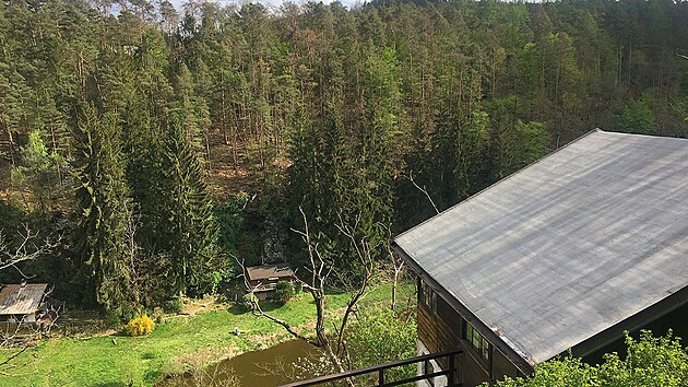 Sp by se ta osada mla jmenovat Rockies. eka tu tvo zk kaon a chaty na skalch vis jako pilepen.