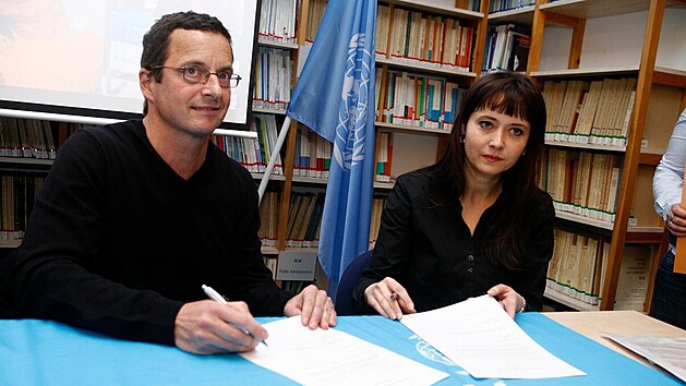 Pavla Gomba pi jmenovn spisovatele Michala Viewegha vyslancem dobr vle UNICEF (16. nora 2011)