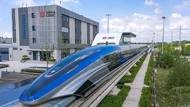 Čína představila nový vlak s technologií magnetické levitace, který vyvine maximální rychlost až 600 kilometrů v hodině. Uvedla to dnes státní média, podle kterých je tento vlak plně vyvinutý a vyrobený v Číně a je nejrychlejším dopravním prostředkem pro pozemní přepravu na světě.